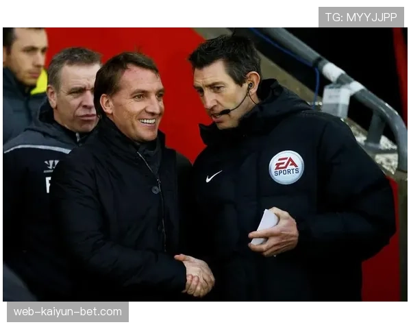 第四官员到底管什么？揭秘替补席与换人规则的隐形裁判