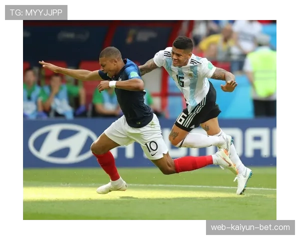 足球规则中合法冲撞的判罚标准与防守权利界限解析